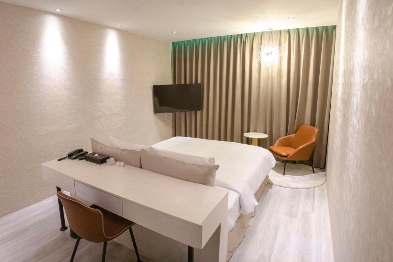 Fifth Avenue Motel Taichung Exteriör bild