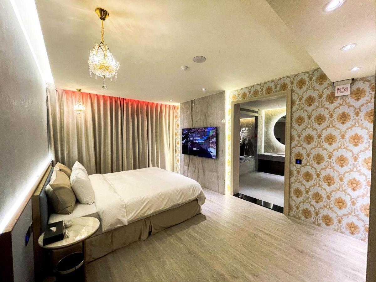 Fifth Avenue Motel Taichung Exteriör bild